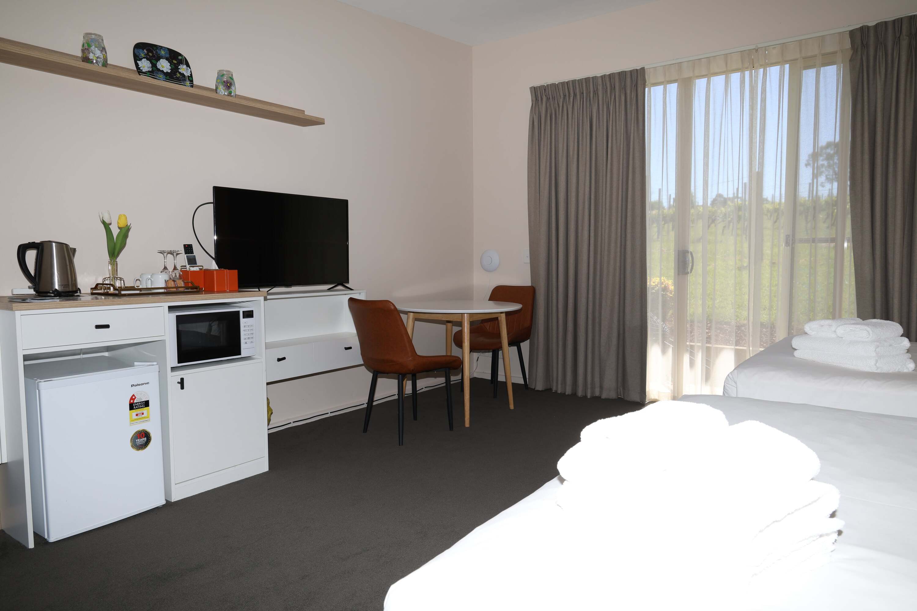 Room with kitchenette, smart TV and dining table